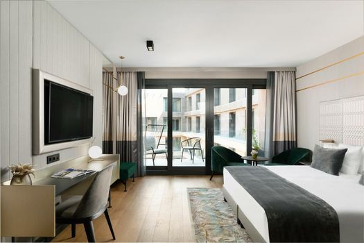 Emerald Downtown Luxury Suites with Hotel services