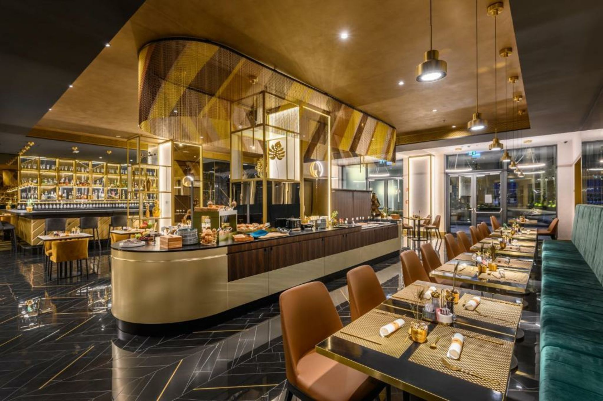 Emerald Downtown Luxury Suites with Hotel services