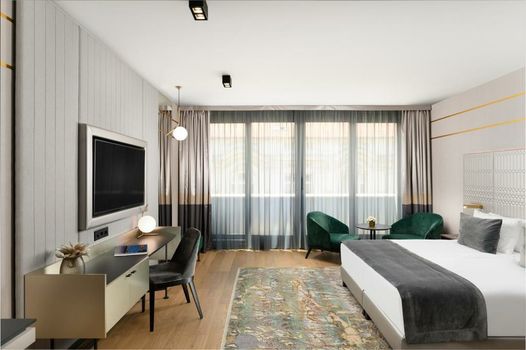 Emerald Downtown Luxury Suites with Hotel services