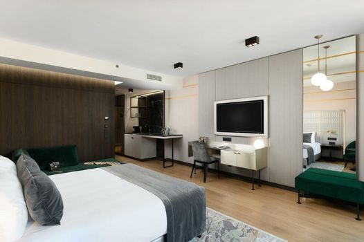 Emerald Downtown Luxury Suites with Hotel services