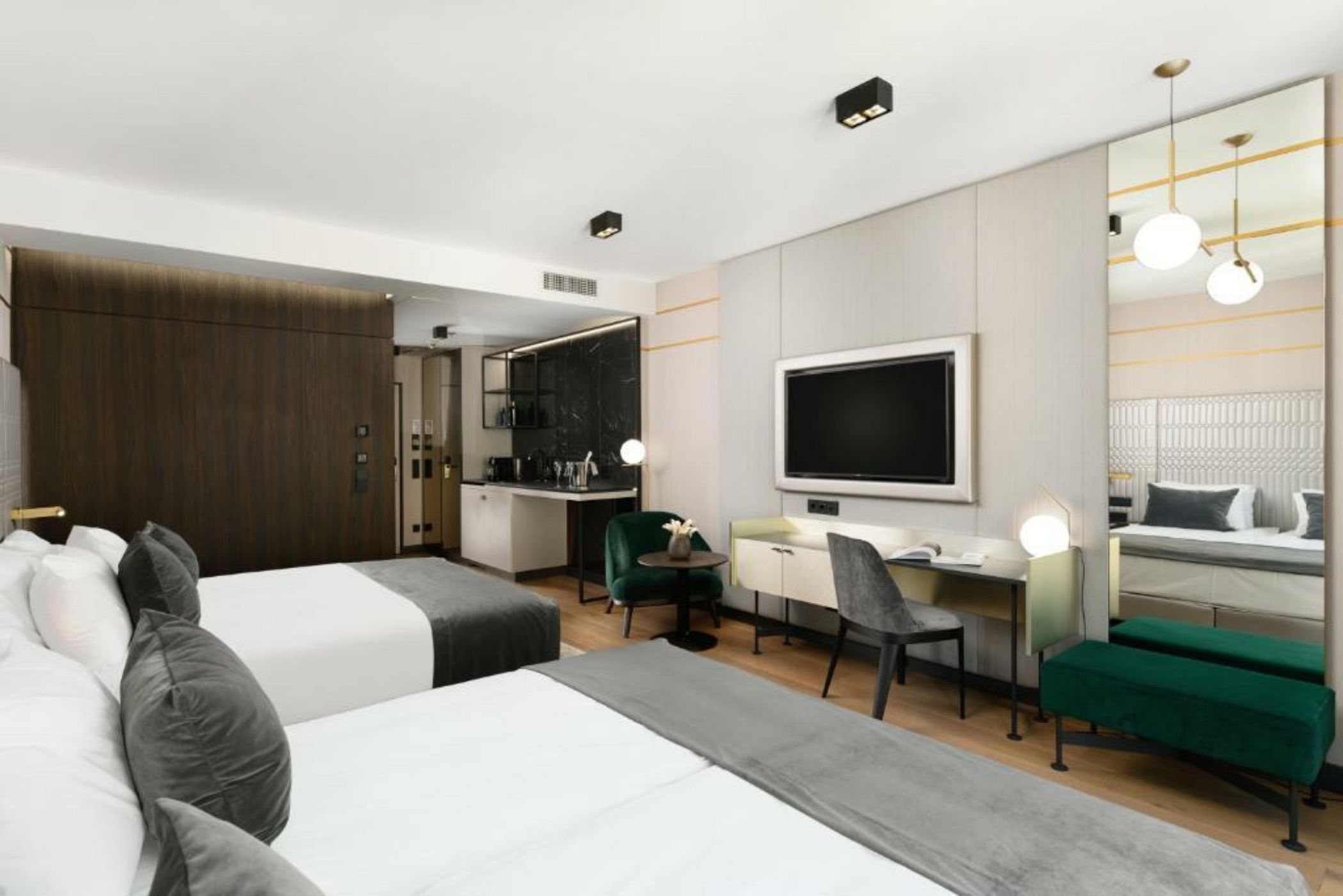 Emerald Downtown Luxury Suites with Hotel services