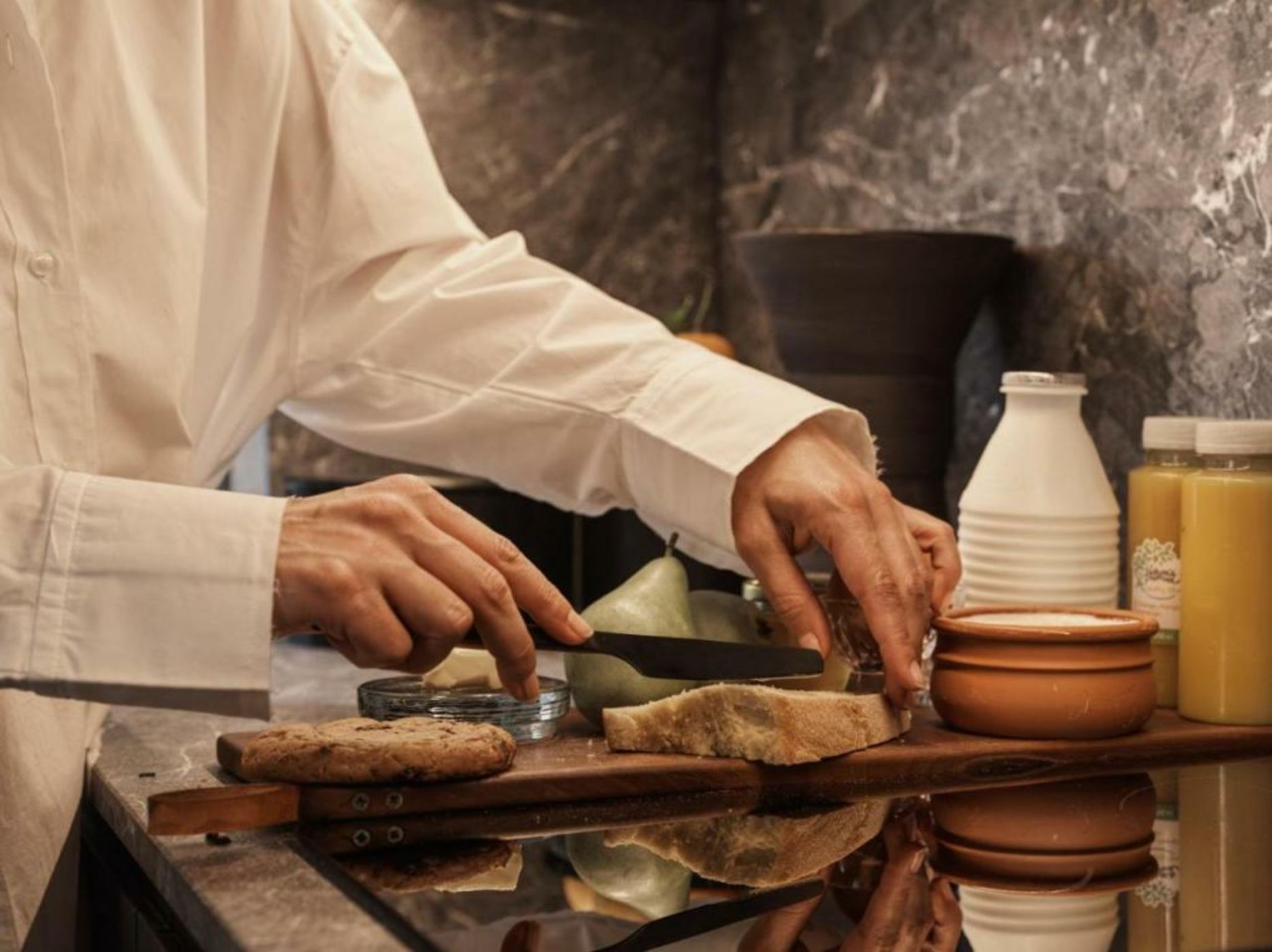 Monastik Living in Athina