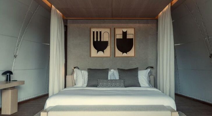 91 Athens Riviera, The Resort