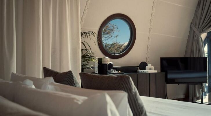 91 Athens Riviera, The Resort