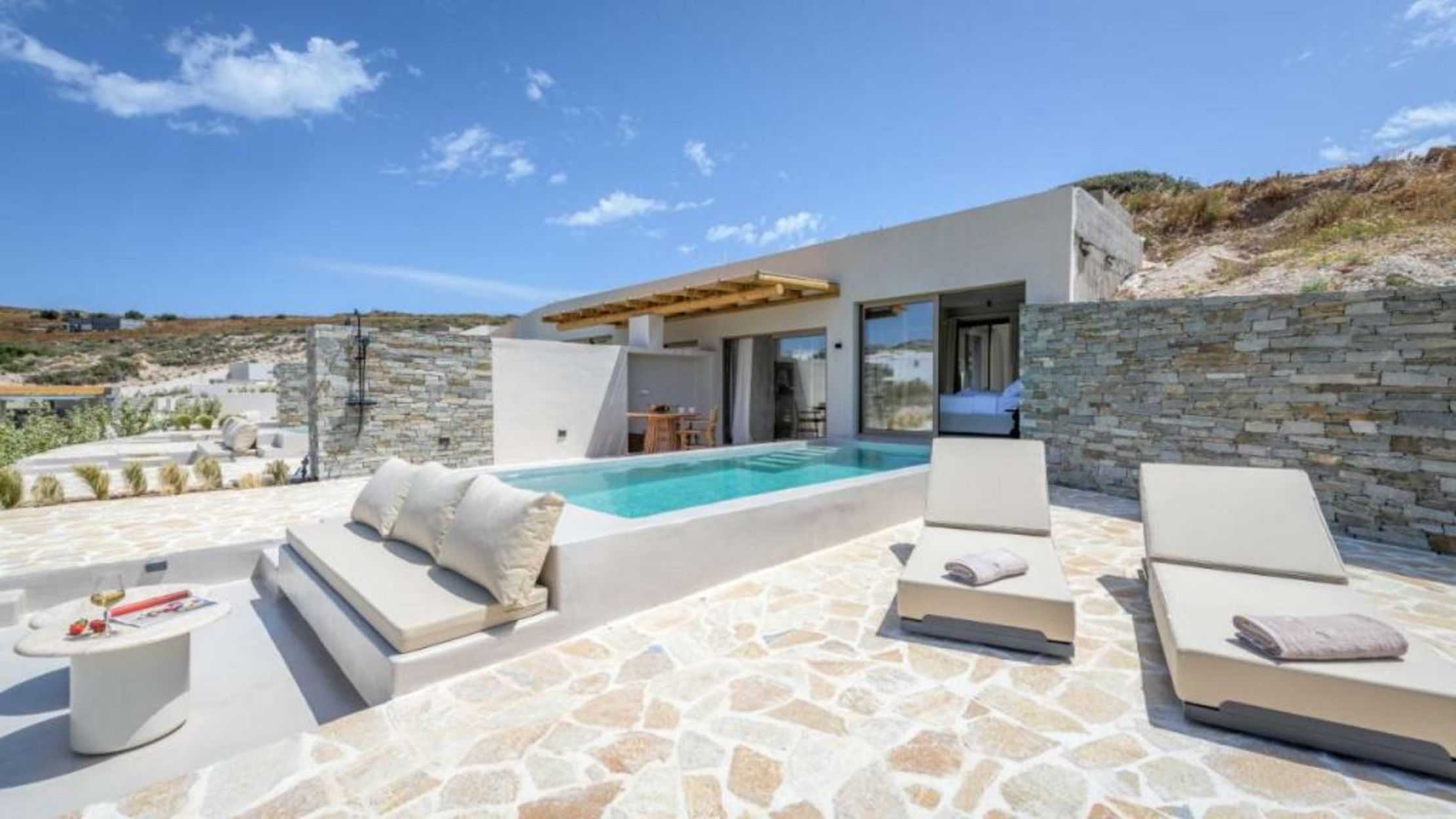 Solus Suites Milos
