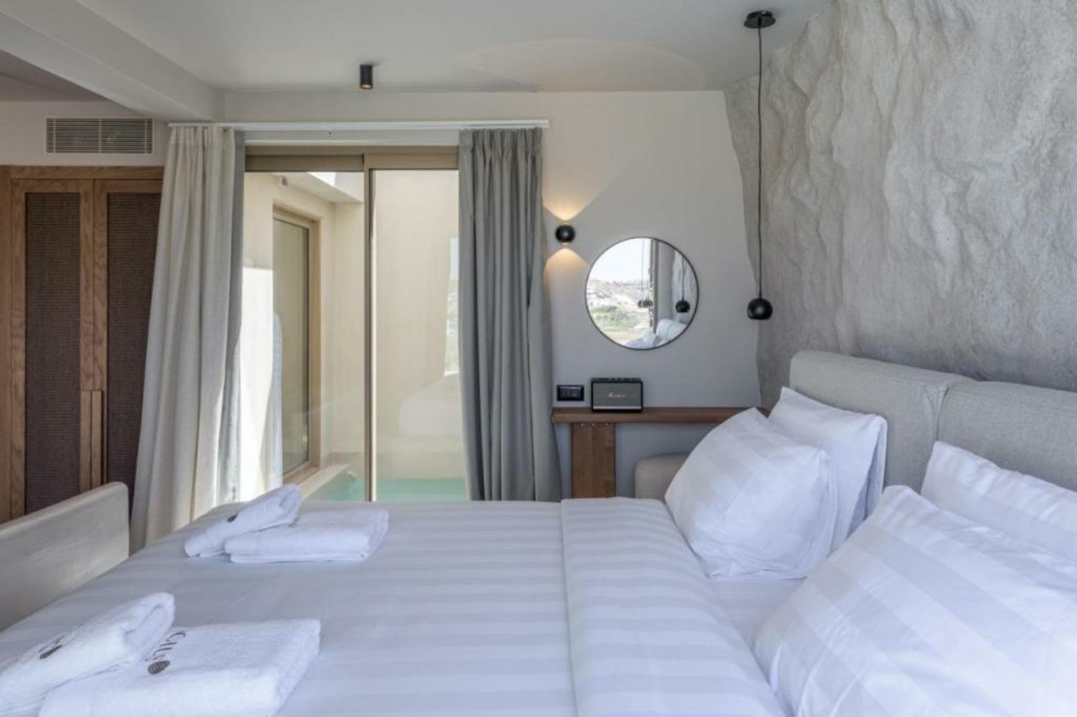 Solus Suites Milos