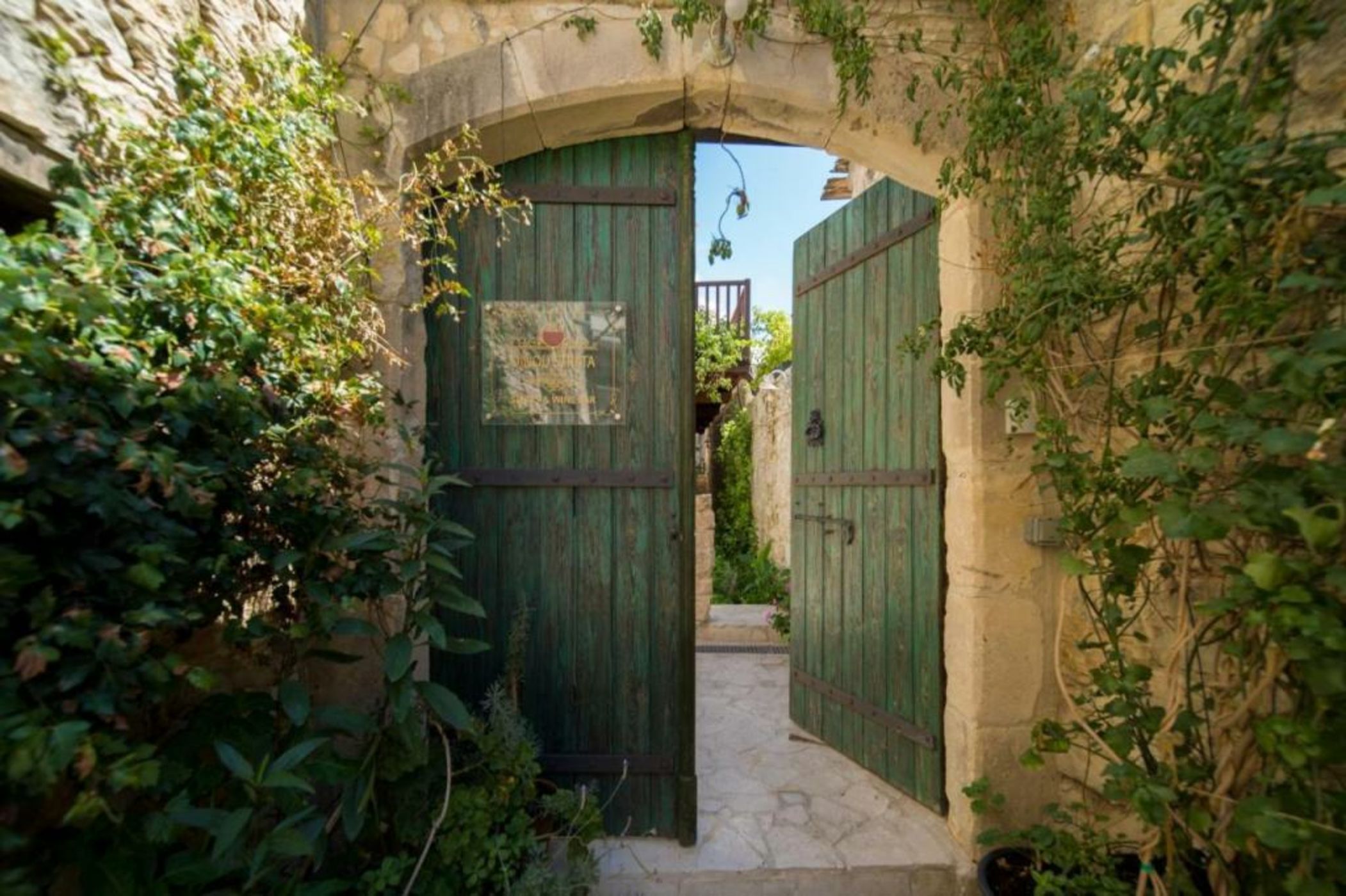 Oinou Strata - Adults Only