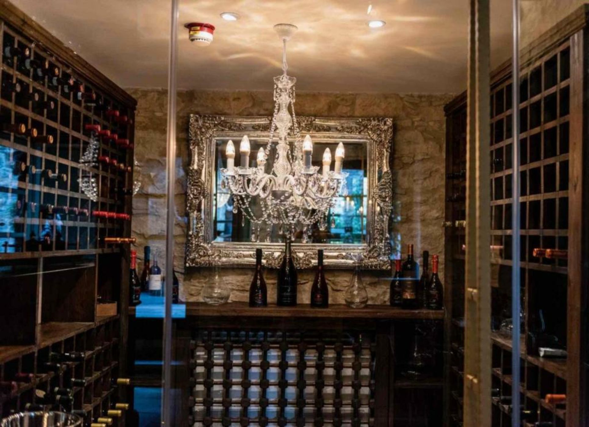 Oinou Strata - Adults Only