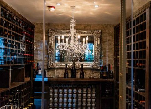 Oinou Strata - Adults Only