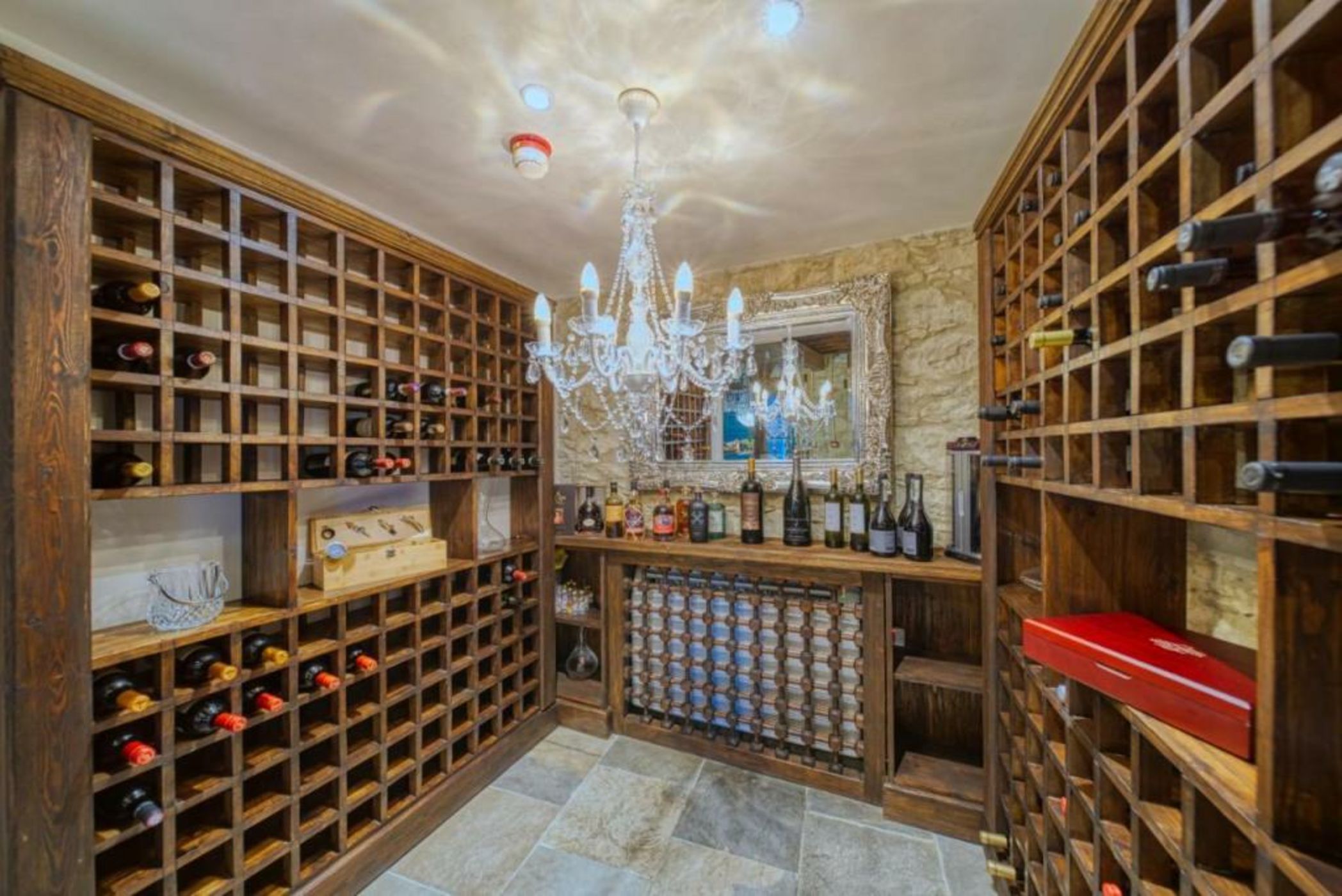 Oinou Strata - Adults Only