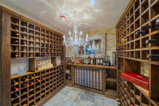 Oinou Strata - Adults Only