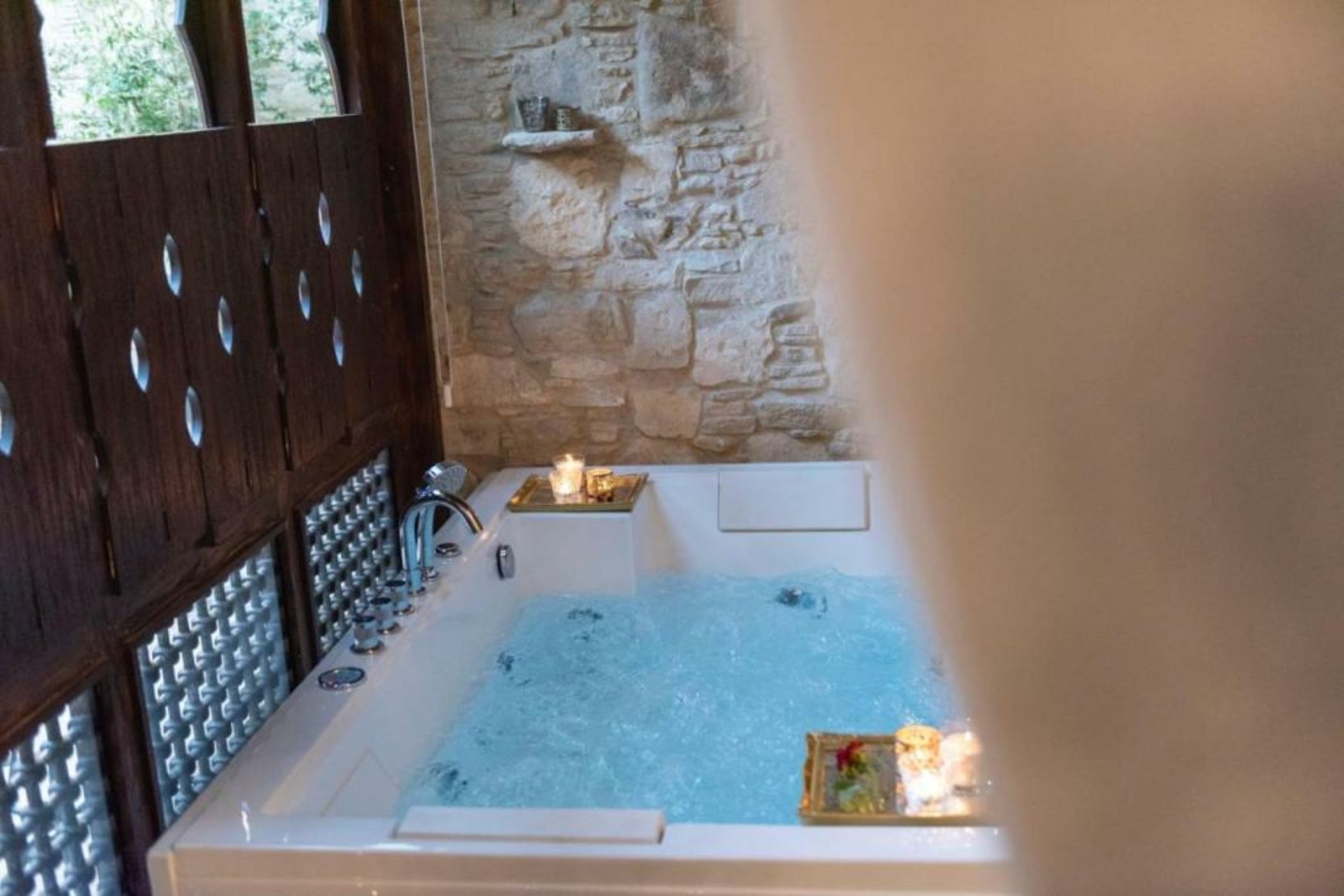 Oinou Strata - Adults Only