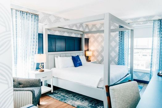 Salem Waterfront Hotel & Suites