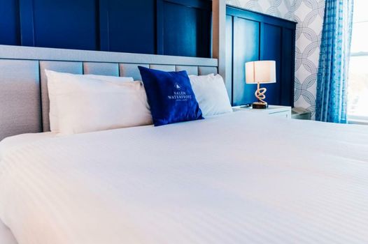 Salem Waterfront Hotel & Suites