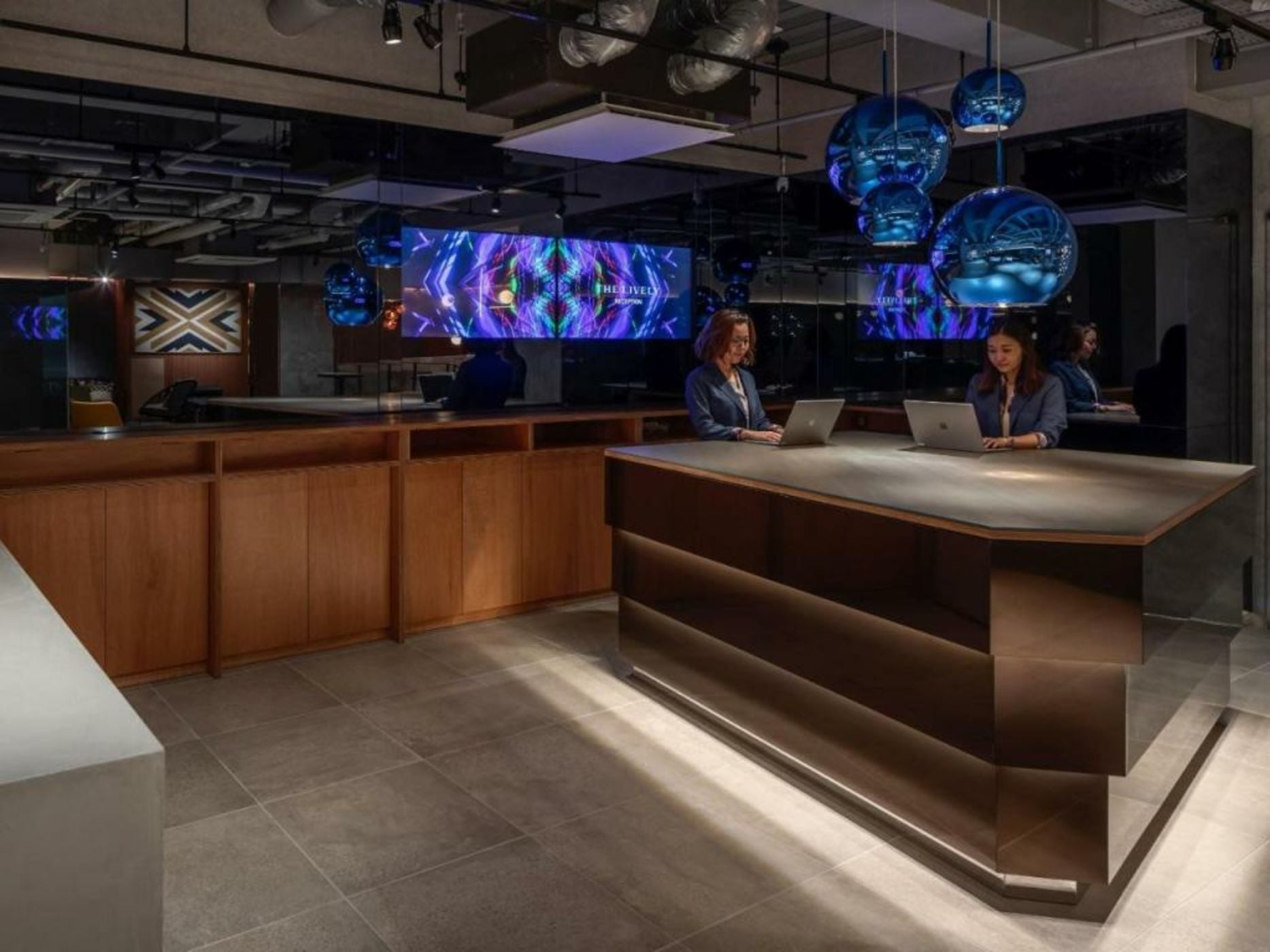 The Lively Osaka Honmachi