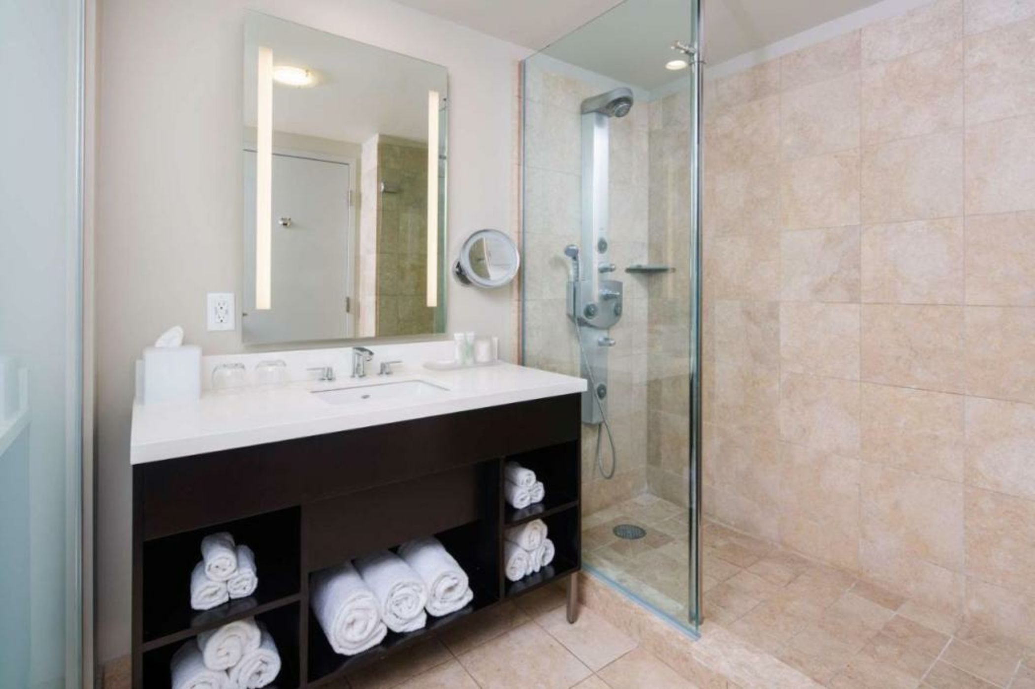 The Lofton Hotel Minneapolis, Tapestry Collection by Hilton