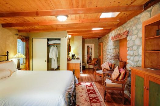 The Emerald Iguana Inn