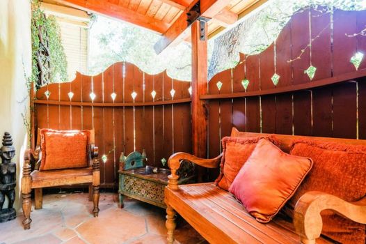 The Emerald Iguana Inn