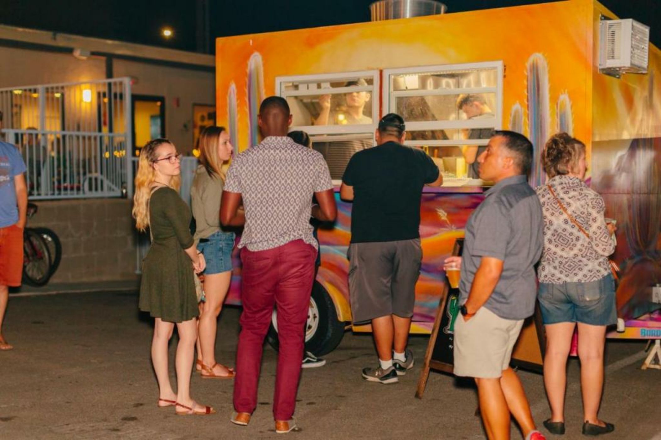 Hotel McCoy Tucson - Art, Coffee, Beer, Wine, Pool