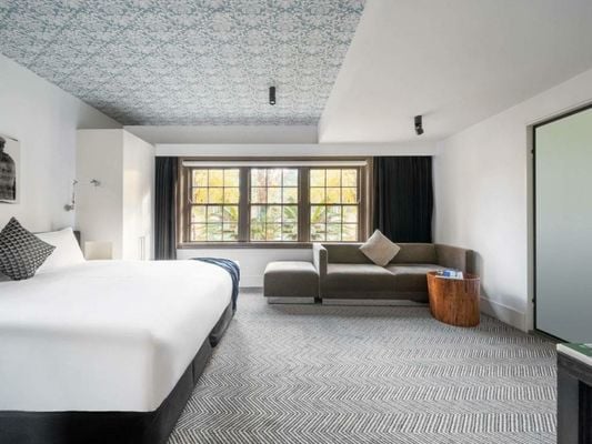 Peppers Gallery Hotel