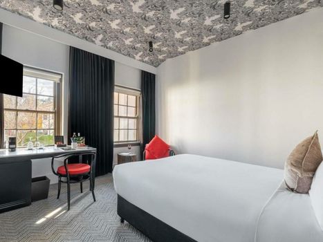 Peppers Gallery Hotel