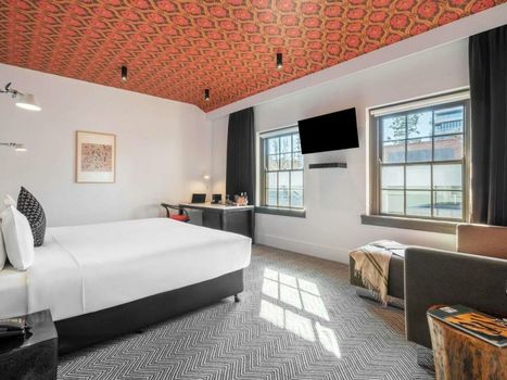 Peppers Gallery Hotel