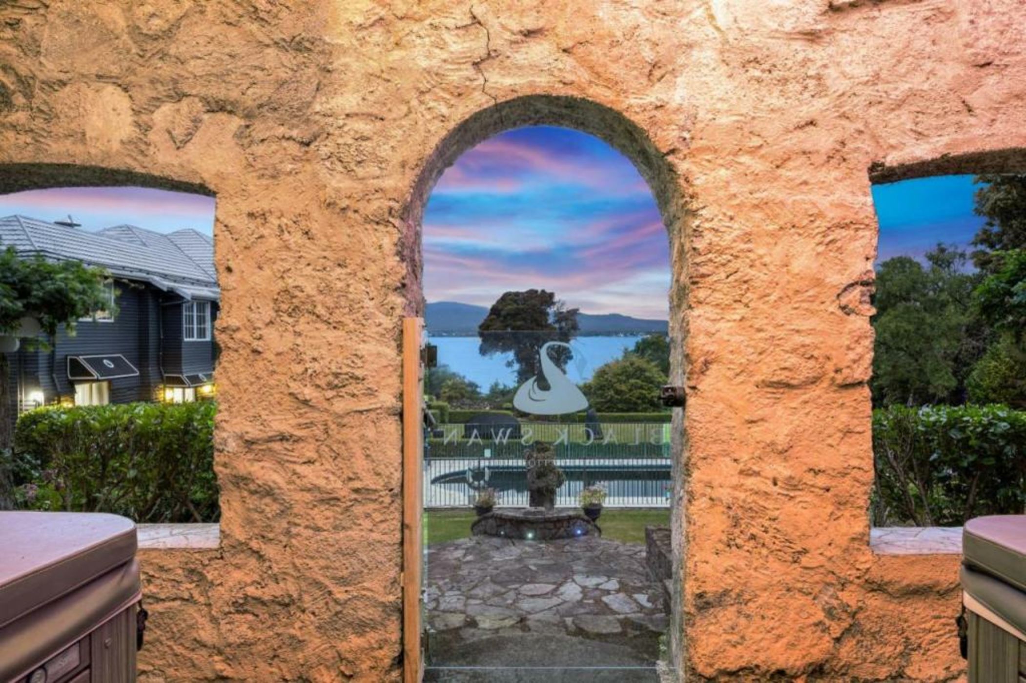 Black Swan Lakeside Boutique Hotel