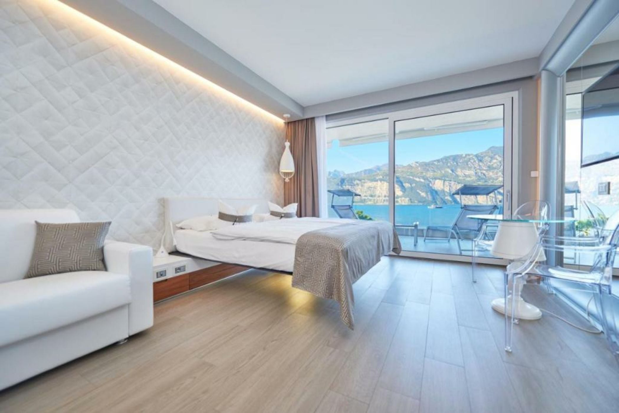 Hotel Castello Lake Front