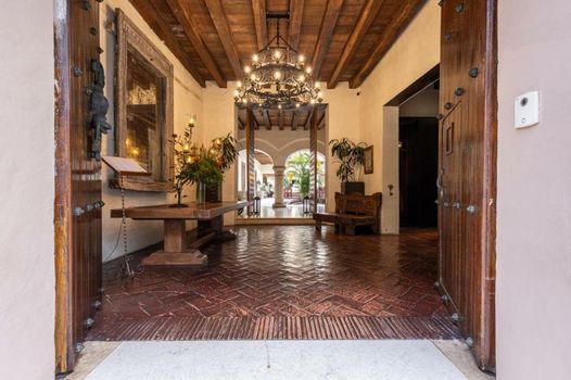 Ananda Hotel Boutique