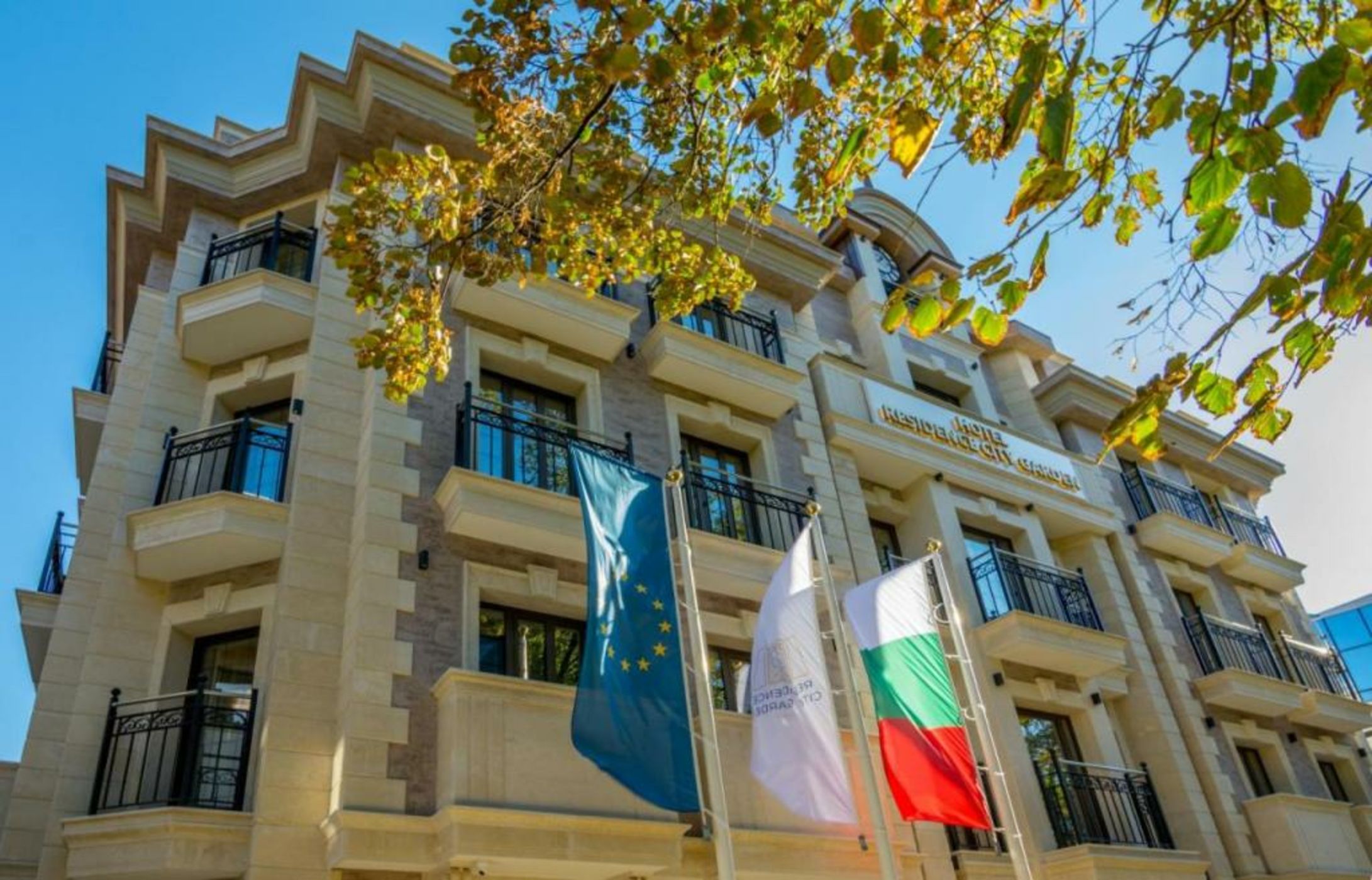 Residence City Garden - Certificate of Excellence Top 10 BEST Five-Stars City Hotels for 2024 awarded by HTIF