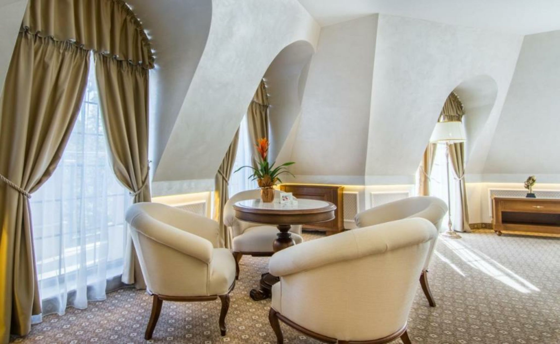 Residence City Garden - Certificate of Excellence Top 10 BEST Five-Stars City Hotels for 2024 awarded by HTIF