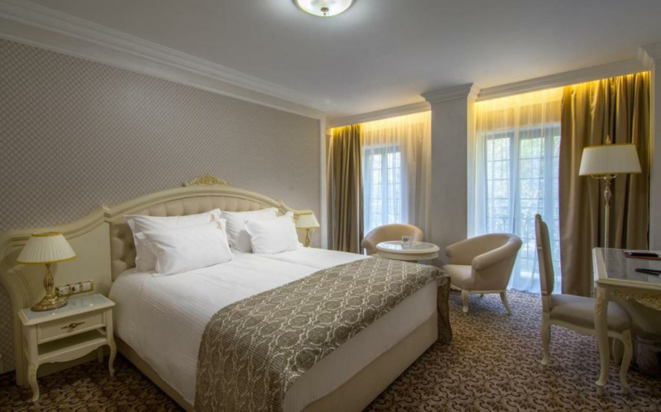 Residence City Garden - Certificate of Excellence Top 10 BEST Five-Stars City Hotels for 2024 awarded by HTIF