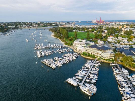 Pier 21 Riverside Apartment Hotel