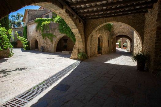 Arcs De Monells - Adults Only