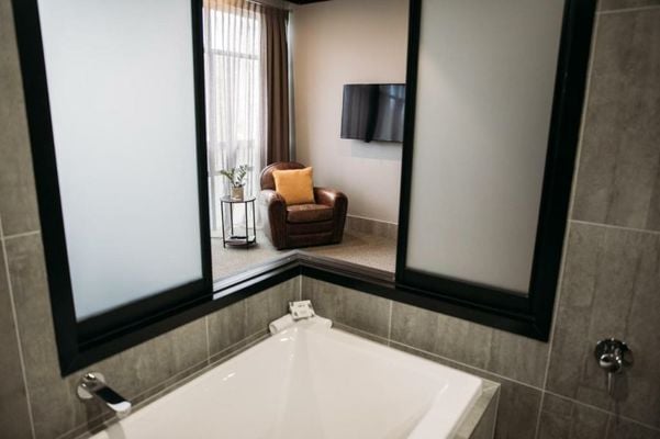 King and Queen Hotel Suites