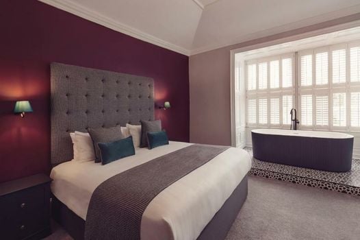 Tweedies Bar and Lodge