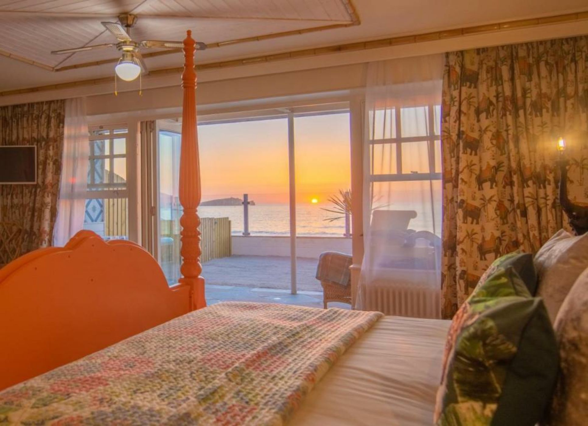 Tolcarne Beach Colonial Restaurant and Rooms