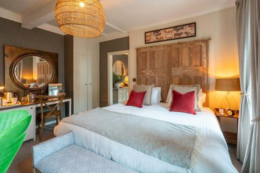 The George Inn & Plaine