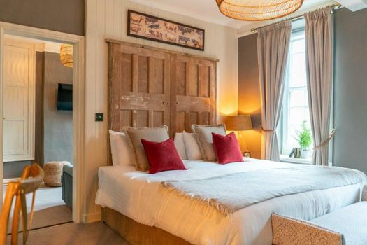 The George Inn & Plaine