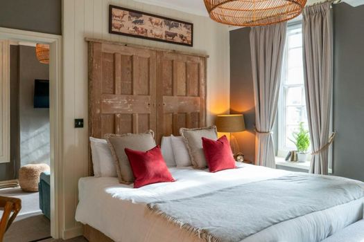 The George Inn & Plaine