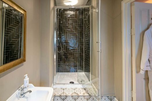 The George Inn & Plaine