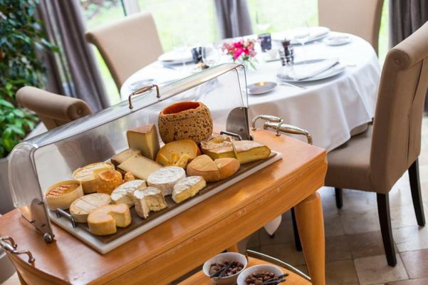 Logis Hostellerie des Clos et restaurant Bistrot des grands crus et Maison de la tour Chablis