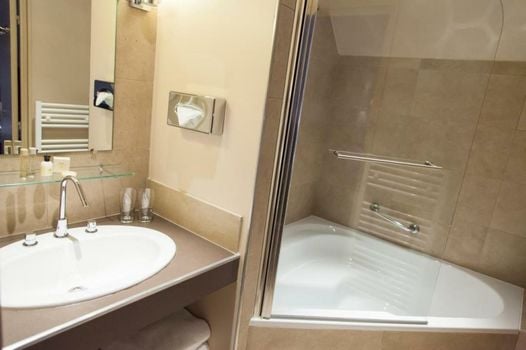 Logis Hostellerie des Clos et restaurant Bistrot des grands crus et Maison de la tour Chablis