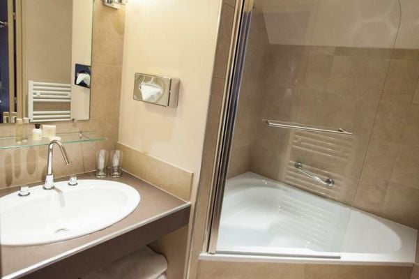 Logis Hostellerie des Clos et restaurant Bistrot des grands crus et Maison de la tour Chablis