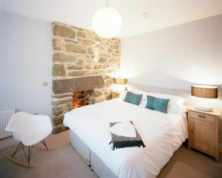 Cross Foxes - Bar Grill Rooms