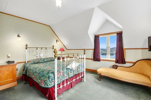 Larnach Lodge & Stable Stay