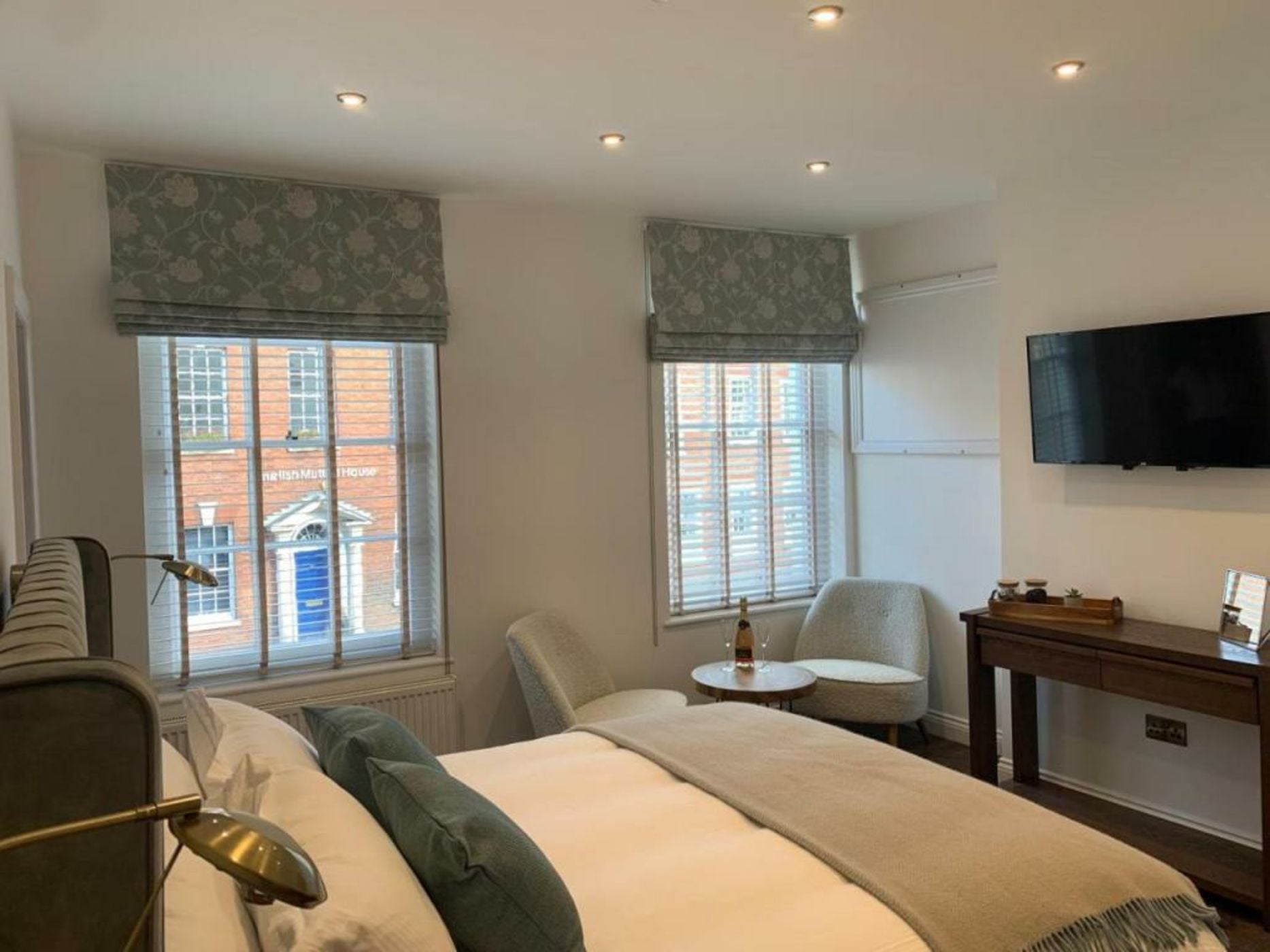 Upstairs at 33 - Self check in boutique accommodation in Worcester Centre