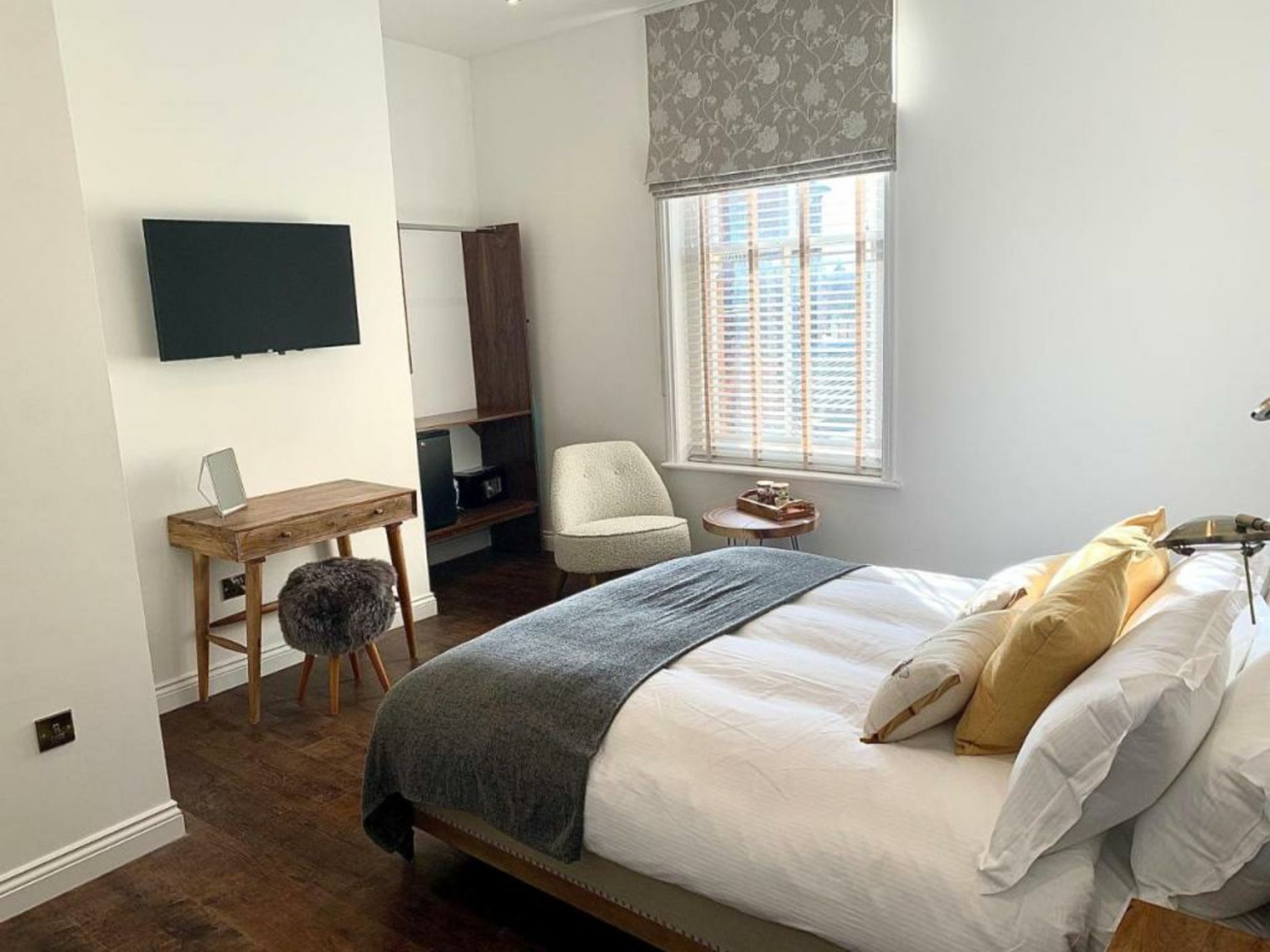 Upstairs at 33 - Self check in boutique accommodation in Worcester Centre