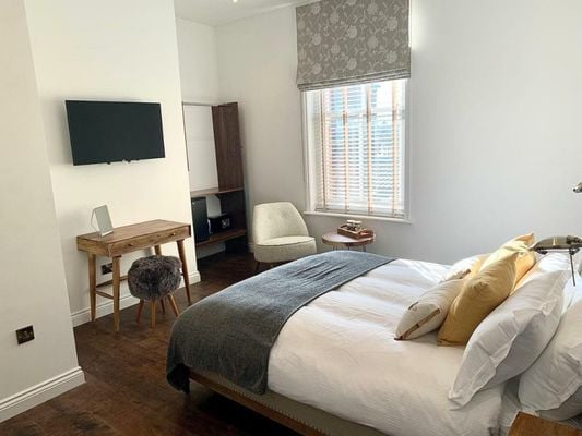 Upstairs at 33 - Self check in boutique accommodation in Worcester Centre