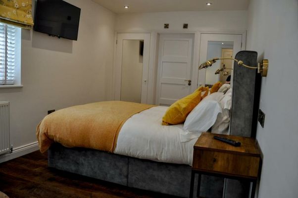 Upstairs at 33 - Self check in boutique accommodation in Worcester Centre